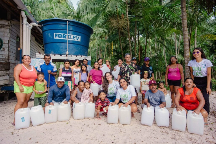 Projeto ensina comunidades ribeirinhas na Amazônia a transformar chuva em água potável.